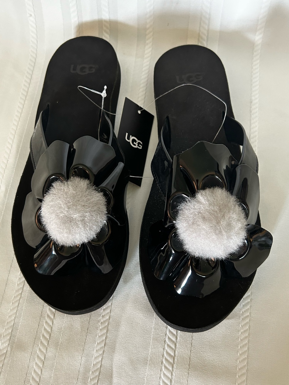 NWT UGG Poppy Flower Thong Sandals Womens 9 Black Shoes Gray Pom In Box